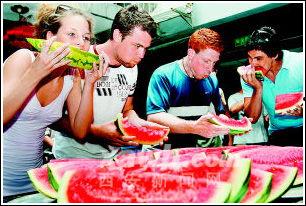 老外吃瓜比赛,老外挑战吃瓜大赛，速度与技巧的终极对决！