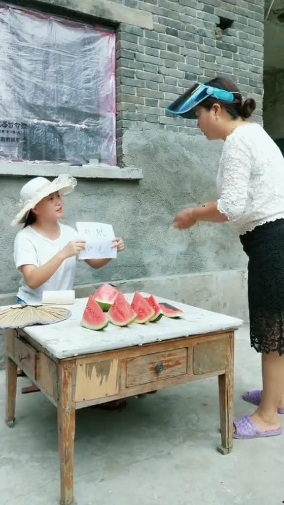 卖衣服吃瓜事件,一场网络热议背后的时尚与争议